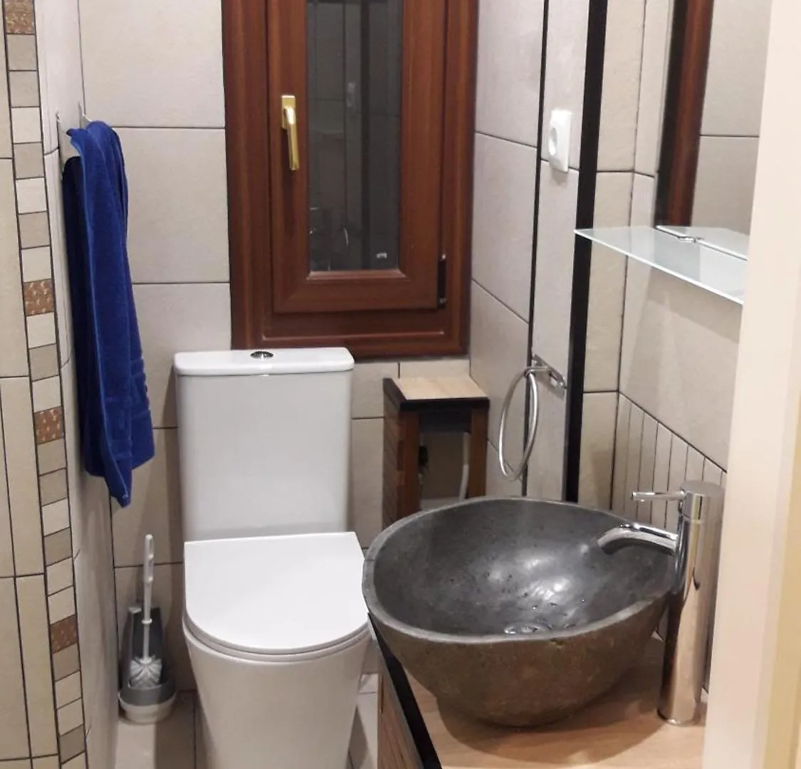 Habitación en casa particular A 5 Minutos Andando Del Casco Viejo, Ayuntamiento, Plaza Circular Y Gran Via De Bilbao Y Proximo A Las 2 Lineas De Metro