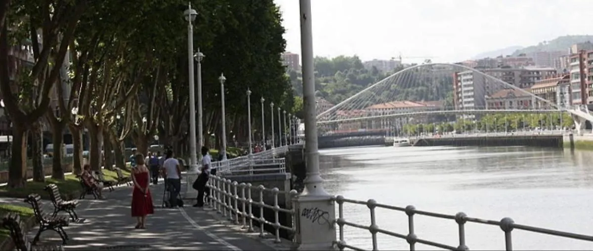 A 5 Minutos Andando Del Casco Viejo, Ayuntamiento, Plaza Circular Y Gran Via De Bilbao Y Proximo A Las 2 Lineas De Metro Habitación en casa particular