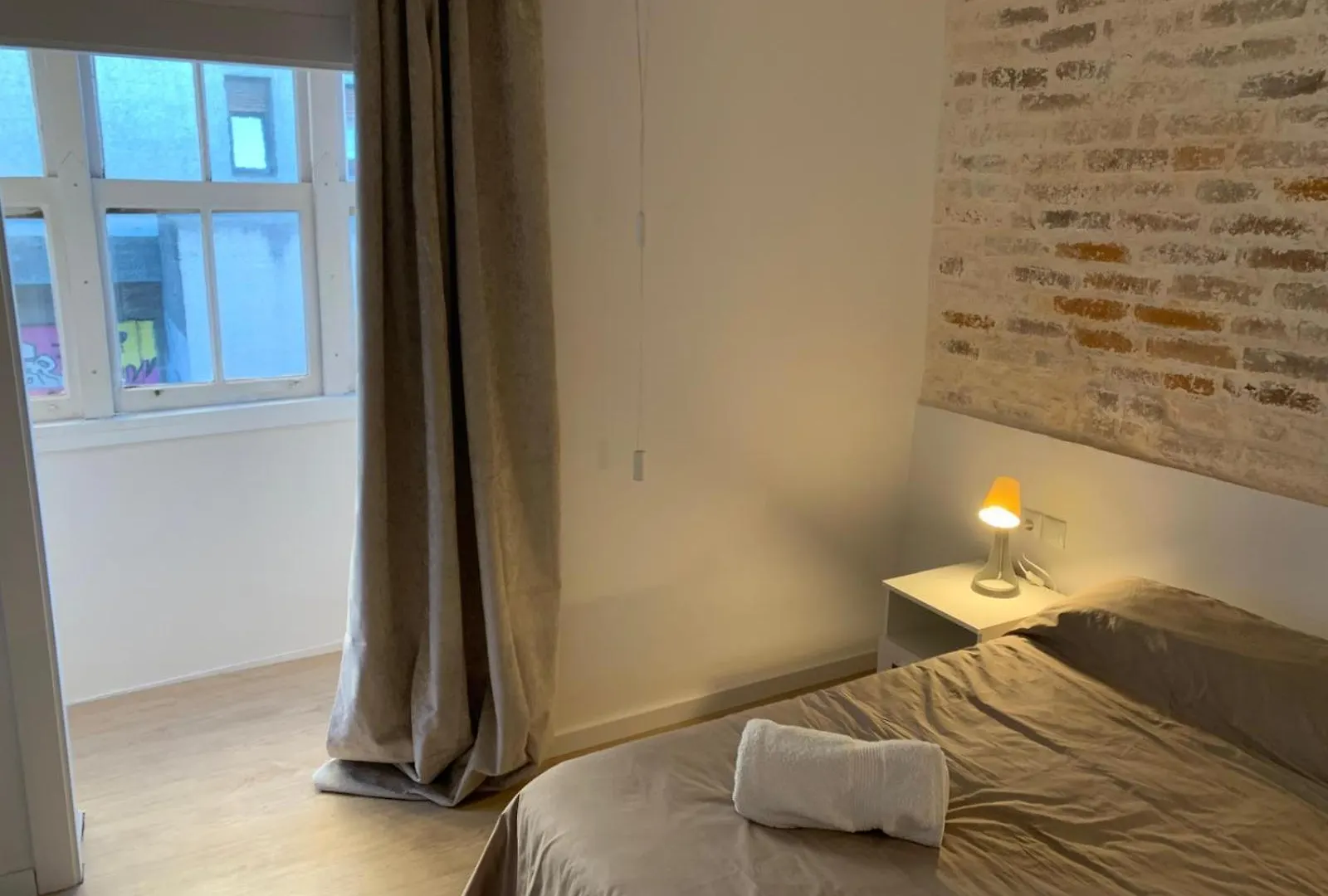 Habitación en casa particular A 5 Minutos Andando Del Casco Viejo, Ayuntamiento, Plaza Circular Y Gran Via De Bilbao Y Proximo A Las 2 Lineas De Metro