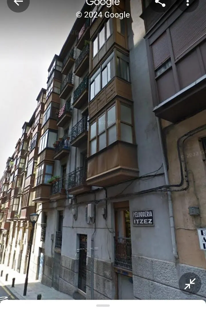 Habitación en casa particular A 5 Minutos Andando Del Casco Viejo, Ayuntamiento, Plaza Circular Y Gran Via De Bilbao Y Proximo A Las 2 Lineas De Metro